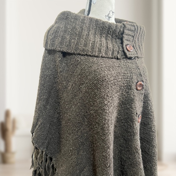 Le Château Brown Button Up Fringed Knit Shrug Poncho No Size - Picture 2 of 6